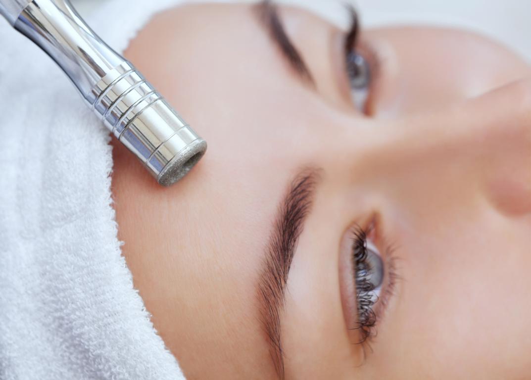 The,Cosmetologist,Makes,The,Procedure,Microdermabrasion,Of,The,Facial,Skin